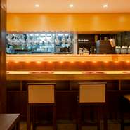 静かにお酒をいただけるカウンター席。さらに、料理人の手が空いたときや料理について知りたいときは料理人に話しかけてみる楽しみも…。旨い酒と酒に合う料理に、何度も通いたくなります。