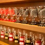 店内は木目が美しい気が多く使われ、温かな雰囲気。透明度の高いワイングラスや美しい文様が刻み込まれたグラス、口触りのいい御猪口なども揃えています。居心地の良さが店全体から、客人の心に染み渡るようです。