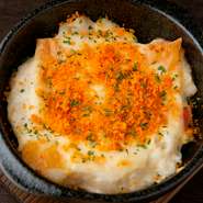 ポテトと共に栄養価の高い「ワイルドライス」を加えたサラダ。もっちりとしたポテトとプチッとした「ワイルドライス」の、食感の違いが楽しめます。滑らかなチーズが全体をまとめ、お酒にも良く合う一品。