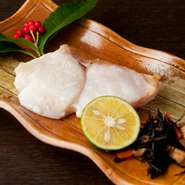 新潟県の銘醸【宝山酒造】の純米吟醸酒粕を特別に手配しています。【京粕漬 魚久】直伝の割合にて漬け込んだ、芳醇な美味しさ。仕込みから完成まで約一週間、“焦らず待つ”これも大切な仕事の一つ。