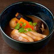 使用する出汁は一番出汁。鴨の火入れにこだわり、柔らかさと香ばしさを生みだしています。薫り高い出汁の中にあるのは、椎茸や野菜類。鴨肉の上品な脂が出汁の中に溶け込み、とろみと旨みを感じられます。