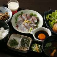 愛媛宇和島流の鯛めし。黄身と合わせた特製出汁醤油でお召し上がりください。

松皮鯛／揚げ物／小鉢／味噌汁／薬味一式 新潟県十日町産　魚沼コシヒカリ／宝山酒造の甘酒