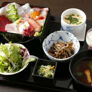 お刺身五種/サラダ/蒸し物/香の物/味噌汁
新潟県十日町産　魚沼コシヒカリ/宝山酒造の甘酒