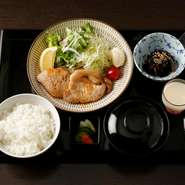 妻有ポークの生姜焼き・サラダ/小鉢/香の物/味噌汁
新潟県十日町産　魚沼コシヒカリ/宝山酒造の甘酒