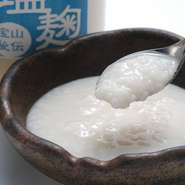 純米吟醸の「酒粕」は、しっとりとしており酒の風味を存分に感じられます。「塩麹」には、ミネラル感の中に存在する旨味を知ることができます。当店にとって、どちらも無くてはならない調味料。
