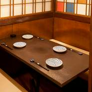 店内は、お洒落でモダンな雰囲気となっています。個室、テーブル席、カウンター席に分かれていますので、おひとり様を始め、ご夫婦やカップル、接待としてもおすすめです。
