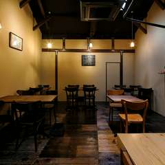 建築当時の松の床と伊那谷の檜カウンターが重厚感と優しさを演出