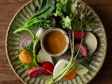伊那谷の農家直送の色とりどりの野菜を味わう『自家製味噌のバーニャカウダ』