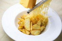 熱々のフライドポテトに、目の前で豪快にチェダーチーズをおかけさせていただき、熱々のポテトにとろーりとろけるチェーダーチーズがなんとも贅沢