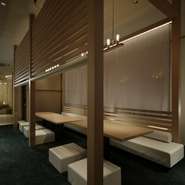 【KICHIRI MOLLIS 新宿三丁目】では、様々な席タイプをご用意。少人数の新年会、大人数の宴会でもご利用頂けます。