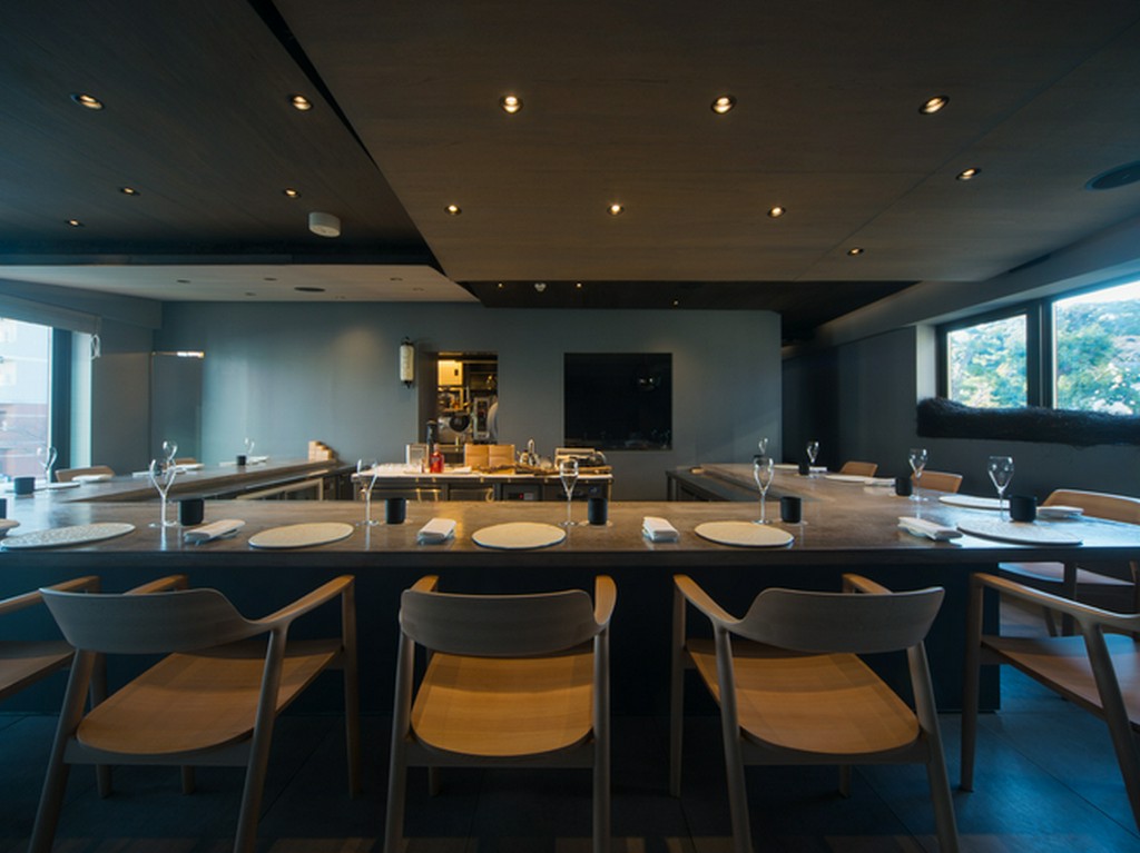 空間と料理を同期させる色「グレー」