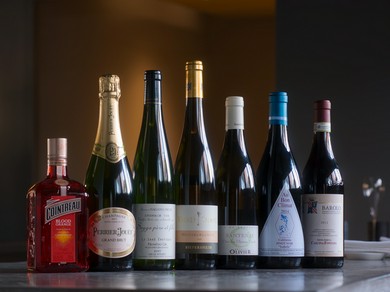 料理とのペアリングを意識したワインは常時約80種