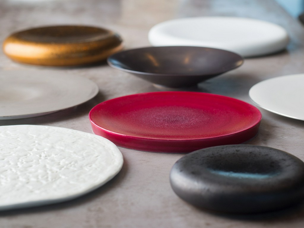 料理のイメージに合わせて特注している、色彩豊かなお皿