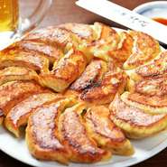 福島市民ギャラリー近くにある、地元で長年愛される食堂。皮から丁寧に手づくりする餃子、10種以上のめん類、焼きそば、レバニラなどの人気メニューが集い、味・ボリュームともに大満足。懐に優しい価格も◎。