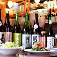 ビール、ハイボール、ワイン、焼酎、日本酒、カクテル、チューハイ＆サワー、中国酒など多種多様なドリンクを取り揃え。「国権」「寫樂」など福島が誇る旨い地酒も豊富で、季節のお酒もお目見えします。