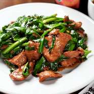 あえて他の食材を入れず、レバーとニラのみでつくる“本物”のレバニラ。中華スープ・オイスターソース・醤油の調味で、シンプルかつ奥深い味わいの一皿に。ボリュームと栄養も満点で、元気パワーを届けます。