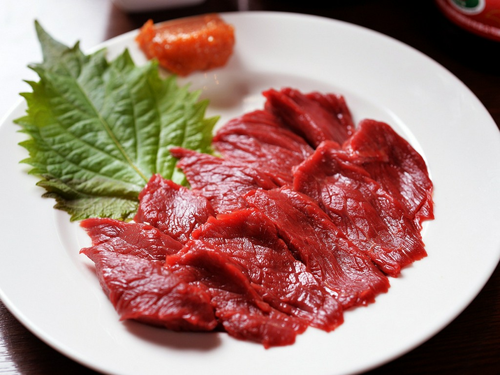 会津名物の『馬刺し』。一度味わうとヤミツキになると大好評
