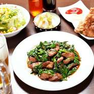 夜は、店の名を冠した晩酌セット1240円が大人気。好きなお酒1杯＋一品料理＋鶏の唐揚げorサラダ＋自家製おしんこがセットになり、大満足の味とボリューム！　楽しい“町中華”飲みにぴったりです。