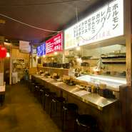 人気の「長浜ラーメンハリガネ」・「新橋ミート」・「マル寛そばや」の味を1つの店で楽しめます。店内は“食の夜市”のようになっており、共通の席で異なる味わいを堪能しながら、和気あいあいと過ごせます。