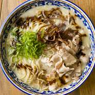 豚骨独特のクセがなく、あっさりした味わいの中にしっかりコクを感じる『長浜ラーメン』。極細のストレート麺は、替玉しやすく食べやすさ抜群です。宮城で九州ラーメンを味わえる、貴重な一軒です。