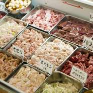ただ食べるだけではなく、精肉コーナーで肉を見て選べるという「楽しみ」もあります。数量限定の黒毛和牛もあり、リーズナブルな肉から上質肉まで味わえるのが魅力。自分たちで『燻製』もできちゃいます。