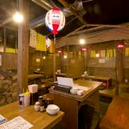 様々な味わいを一度に楽しめる【ラーメン　ホルモン　オールスター】。自分たちで燻製したり、宮城にいながら「長浜ラーメン」を味わったり。薪や提灯があり、テントを張って夜市の雰囲気を感じながらくつろげます。