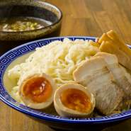 この味を求めて訪れる熱烈なファンがいるほどの逸品。煮干しの風味がフワーッと香る湯気に顔をうずめていただく、絶品つけそばを召し上がれ。半熟卵に染みた醤油の味わいもまた格別です。