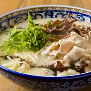 麺は「バリカタ」が一押し。ストレート細麺は小麦の風味が立ち、クセはないがコクのある豚骨スープと良く合います。紅生姜や高菜を入れて味の変化を楽しむのもおすすめ。夜市の雰囲気で味わう一杯は格別です。