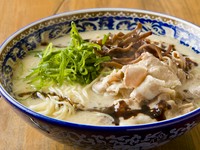 白濁した豚骨スープに細麺が合う。博多漁港に面する長浜の屋台発祥といわれる『長浜ラーメン』