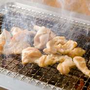 炭火の香りをまとわせながら焼き、プリッとした旨味を味わう名物。新鮮なホルモンの甘い脂が極旨です。極上ガツはコリコリ食感と旨みを味わう人気の一品。ホルモン好きにはたまらない「激ウマ」焼肉を堪能できます。