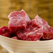 極旨ジューシーな上質肉「シンタマ」を豪快に角切りした贅沢な一品。程よくサシの入った肉の表面をこんがり焼いて頬張れば、ジュワッとあふれる肉汁が口いっぱいに広がります。