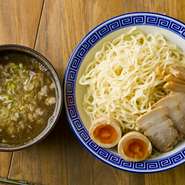 煮干しをたっぷり使った出汁スープの香りと旨みが濃厚な『煮干つけそば』が自慢です。太めの大盛り麺をつけて、ズルズルと香りごとすすって欲しいです。鼻から抜ける魚介の香りが、風味豊かに広がります。