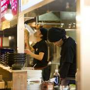 焼肉店とラーメン店が1つの場所に集結し、それぞれの味わいで皆様をおもてなしいたします。店内にいながら“夜市”のような空間を愉しんだり、BBQスタイルで焼肉を食べられる「楽しい」演出が自慢です。