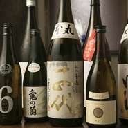 和食の味を引き立ててくれるお酒は、全国各地の日本酒の中から選りすぐった銘柄がラインナップ。時期に合わせ入荷する季節のお酒も揃えられています。メニューに記載がない一点ものや希少酒に出合えることも。
