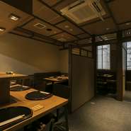 少人数のグループで利用しやすいテーブル席は、友人や会社の同僚となど、ざっくばらんな時間を楽しめる特等席。店主こだわりの一皿に、心もお腹も満たされます。土曜日限定で、貸切利用も可能です。