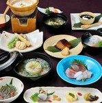 季節の料理と上質で落ち着きのある和空間で、接待、デート、会食など幅広いシーンでご利用ください。