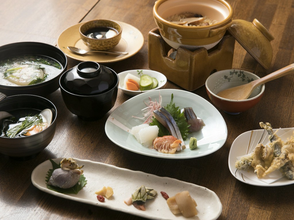 毎日、築地で直接買い付ける、四季折々の味覚