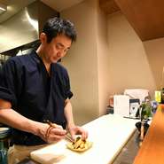 提供のスピート感や料理の味わい、そして空間に至るまで、どれも「食事」という場に大切で欠かせないもの。お客様が心身ともにくつろぎ、食事を楽しめるひと時であるよう、努めています。