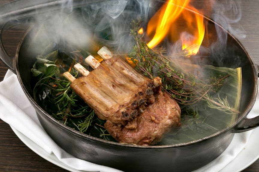 NZ産ラム肉スモークの演出が、期待を高めてくれる