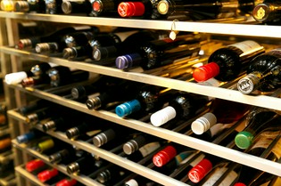 ワインは150種類以上を常備！現地では入手困難な逸品も