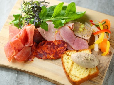 ハムやチョリソー、テリーヌなどバラエティに富んだ『シャルキュトリーの盛り合わせ』