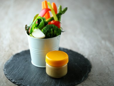 彩り豊かな季節の野菜をたっぷりと使用した、女性に人気の一品『バーニャカウダ』