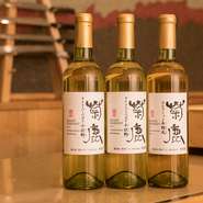 約100種が揃うワインのほとんどが国産で、海外のワインは一部スパークリングがあるのみ。なかでも渡邉氏が「日本で一番の白ワインをつくる生産者」と推すのが『熊本ワイン』。他ではなかなか味わえない一本です。