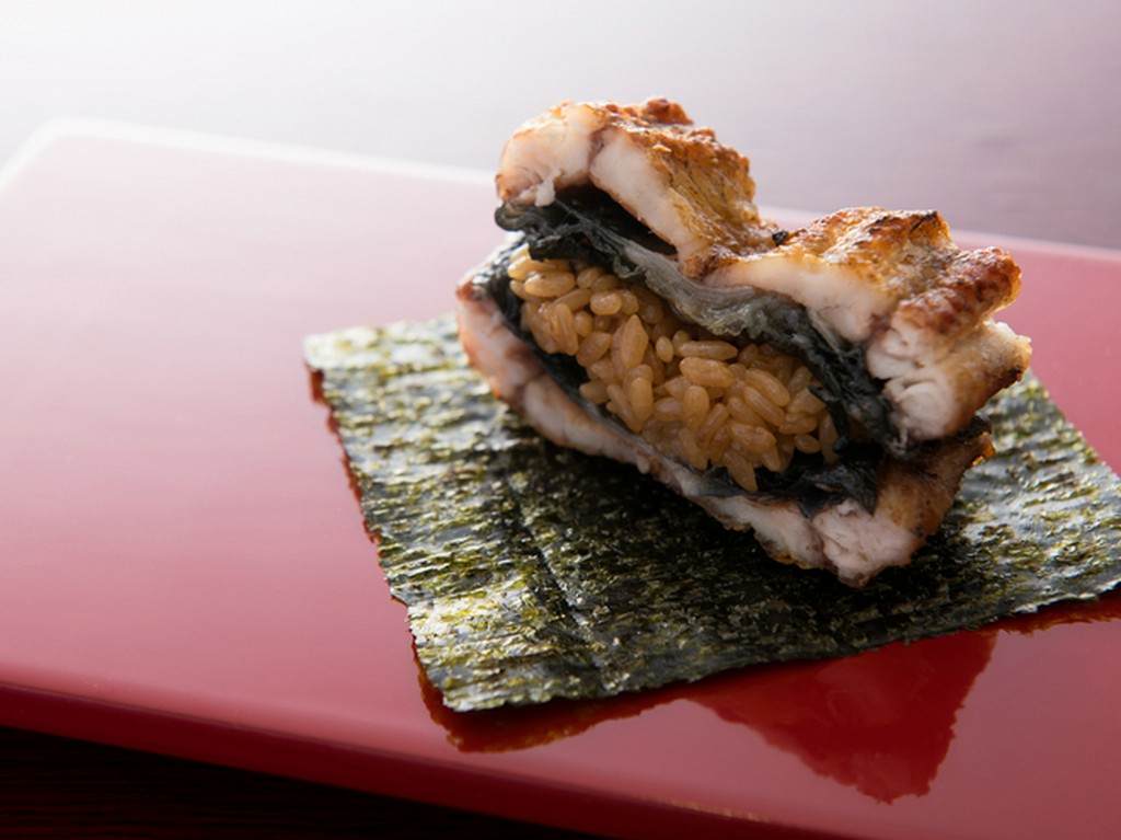 分厚く、ふんわりとした身でシャリをサンドした『天然ウナギ』