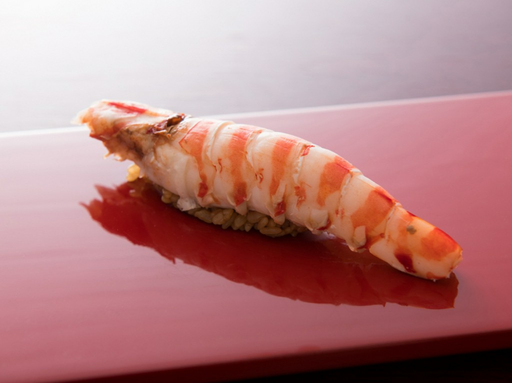 そのあまりの大きさに食べる時は逆さまにネタを下にしていただく『車海老』