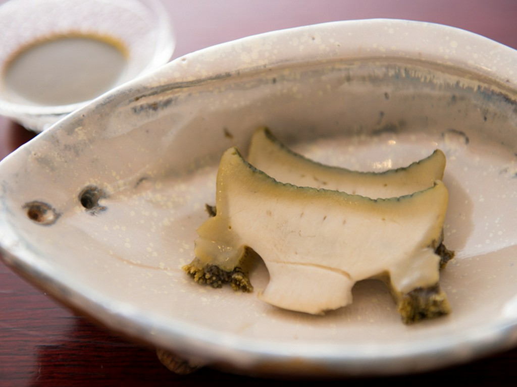 800gオーバー、大人の手のひらほど大きさがある若松産『黒アワビ』