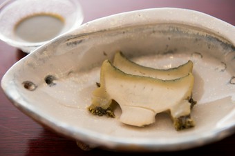 800gオーバー、大人の手のひらほど大きさがある若松産『黒アワビ』