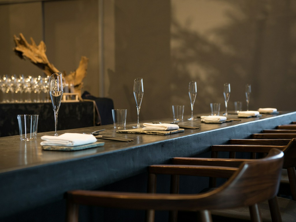 シンプルでマットな質感の皿に浮かび上がる料理の美しさ