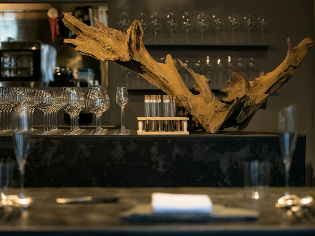 シンボリックなディスプレイが店内に温かみをもたらす