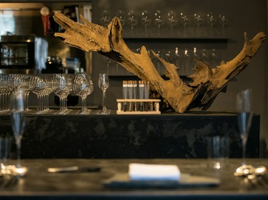 シンボリックなディスプレイが店内に温かみをもたらす